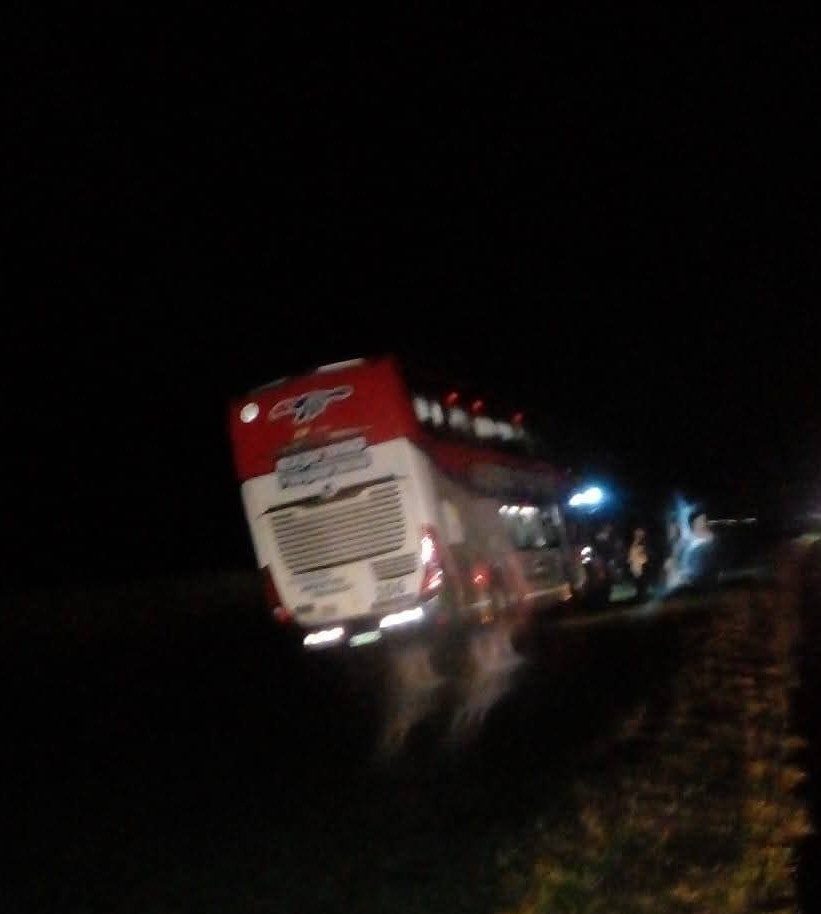 Locales: UN ÓMNIBUS EMBISTIÓ UN AUTOMÓVIL EN LA RUTA 14