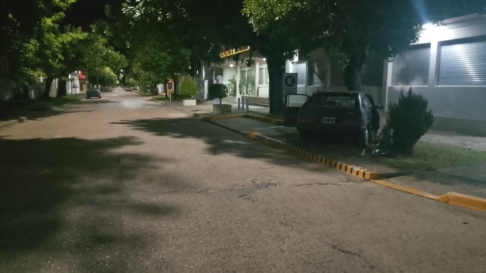 Locales: SINIESTRO VIAL EN EL FRENTE DEL EDIFICIO MUNICIPAL