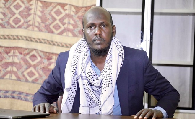 Activist Abdimalik Muse Coldoon speaking to the press