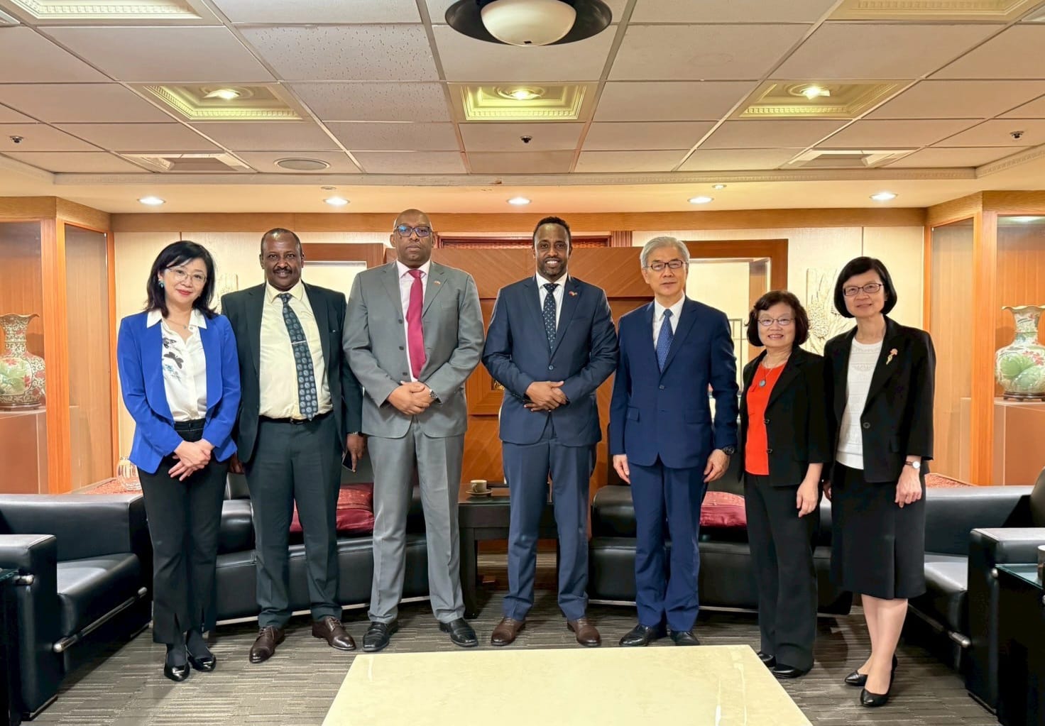Governor Abdinasir A. Hersi of Central Bank of Somaliland meets Taiwanese officials in Taipei