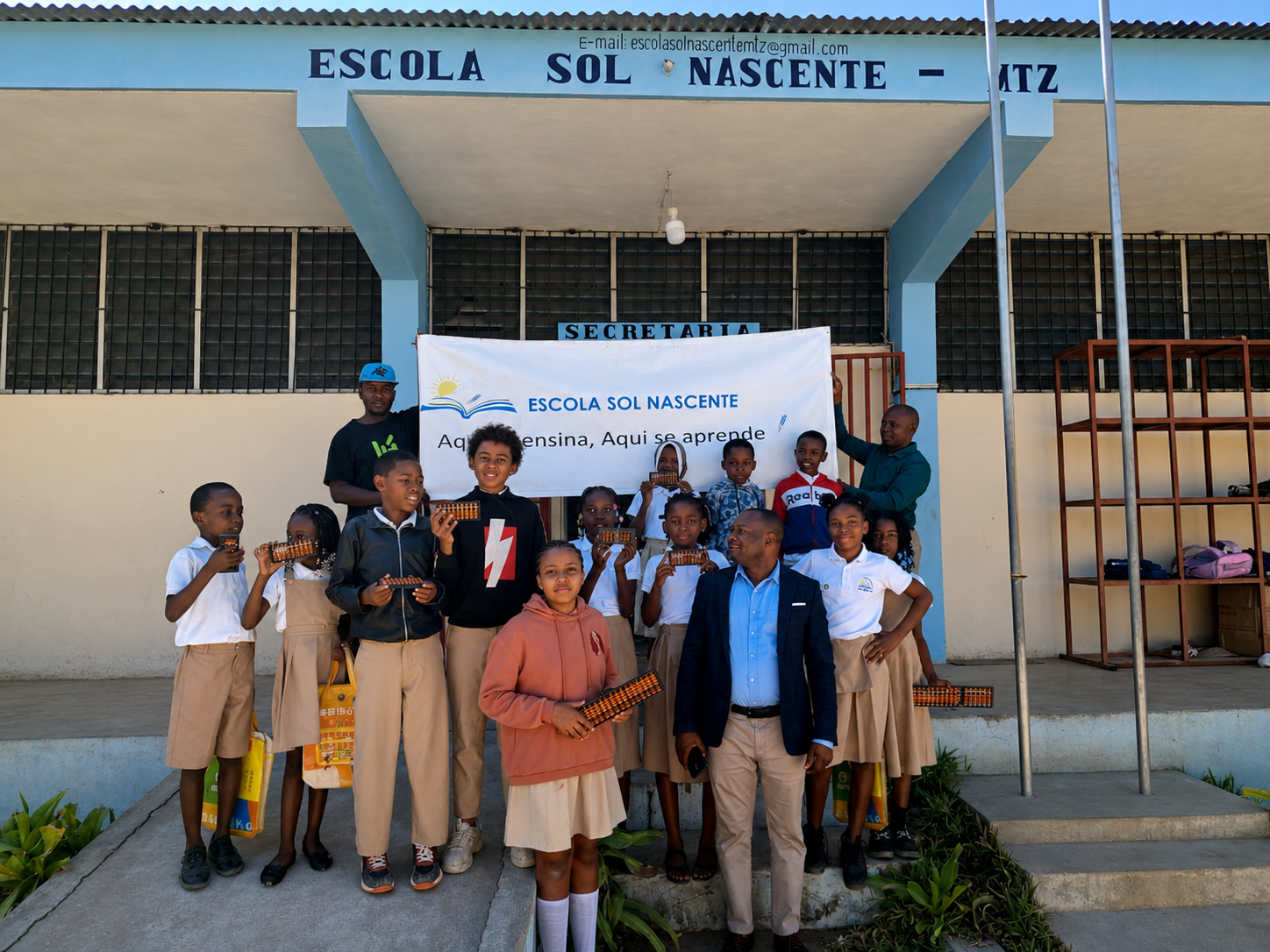 Escola Sol Nascente students with Shenmo