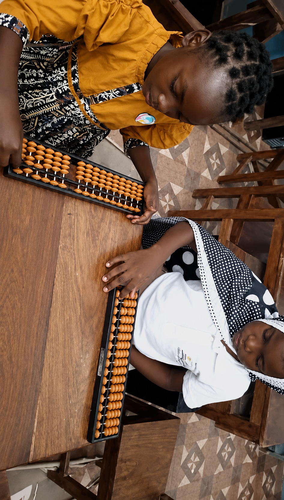 Sol Nascente students using abacus