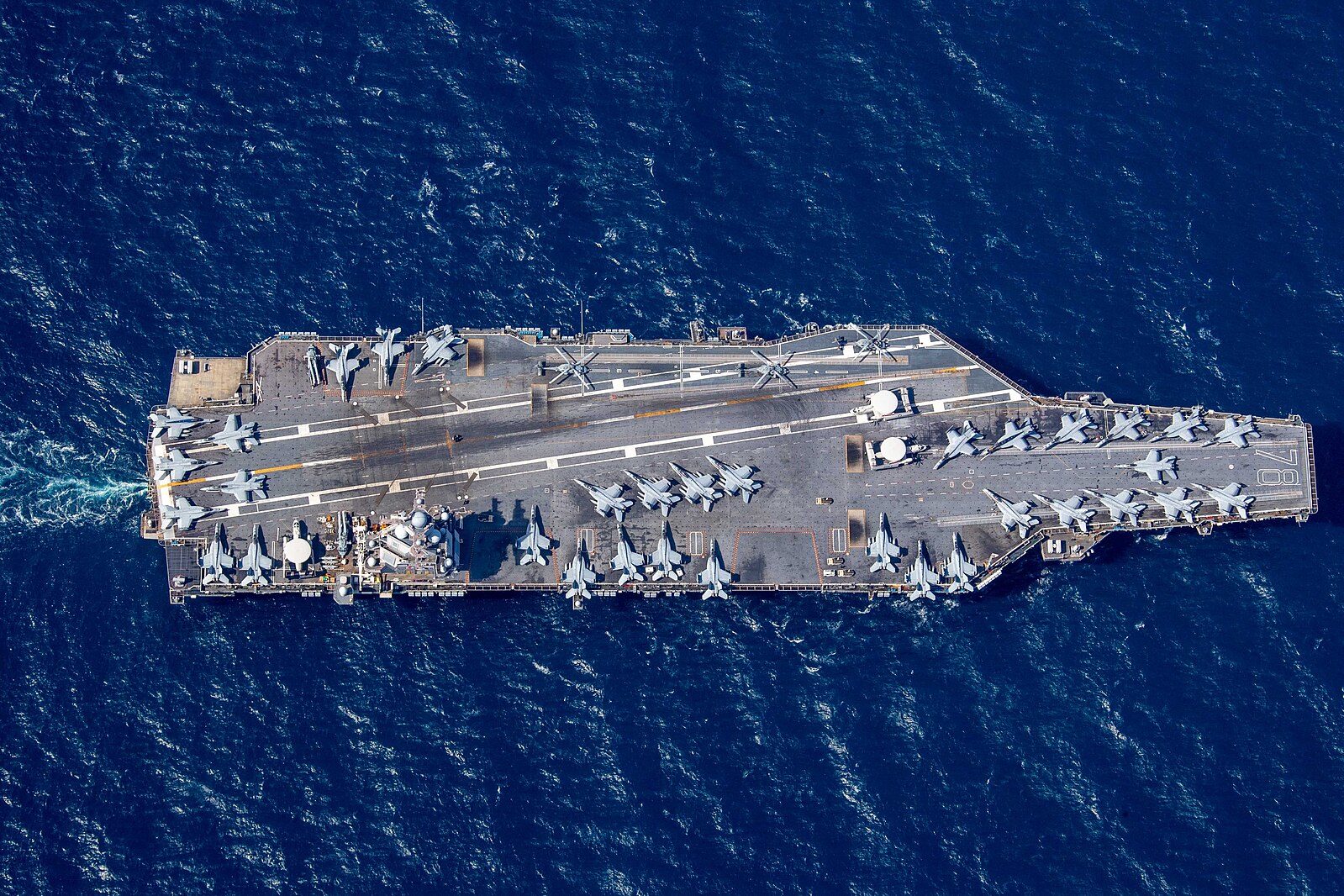 حاملة الطائرات الأميركية USS Gerald R. Ford في البحر